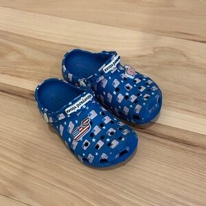CROCS by Vineyard Vines Kids blue Americana Crocs with Flag Pattern